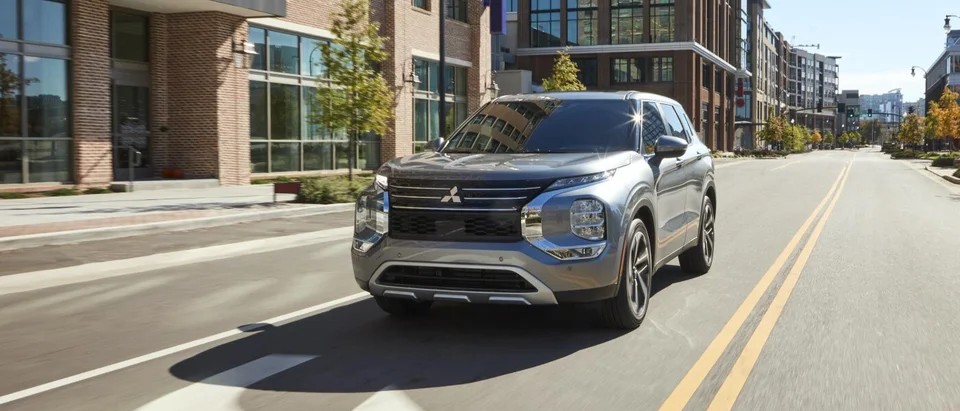 2024 Mitsubishi Outlander front view exterior