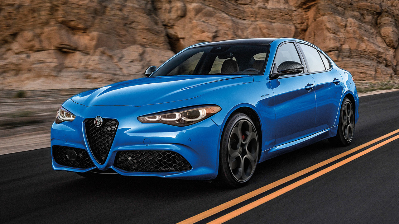 Vue 3/4 avant et latérale de l'Alfa Romeo Giulietta sur route en pleine puissance