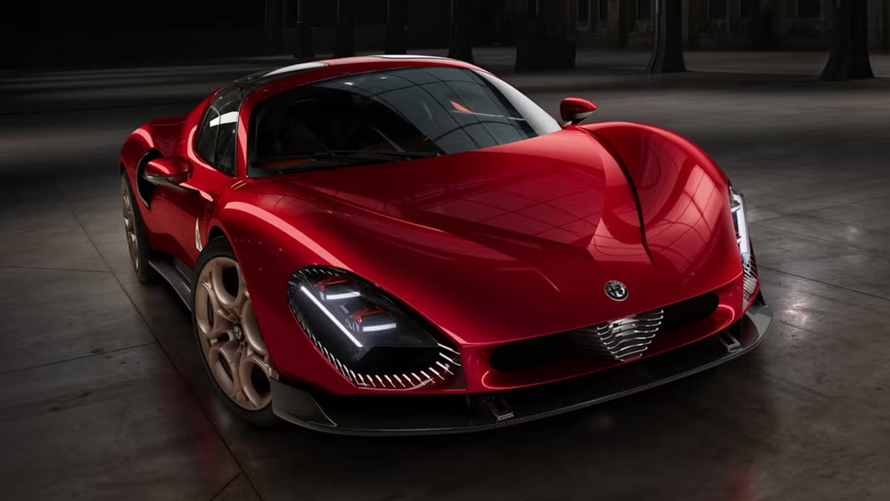 Vue 3/4 avant et latérale de l'Alfa Romeo 33 Stradale dans un stationnement sous-terrain, les phares allumées