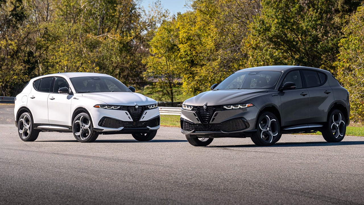 Vue 3/4 avant et latérale de deux Alfa Romeo Tonale 2026 avec divers options
