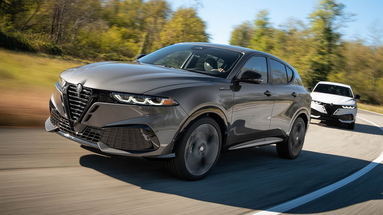 Vue 3/4 avant et latérale de deux Alfa Romeo Tonale 2026 sur route en pleine puissance