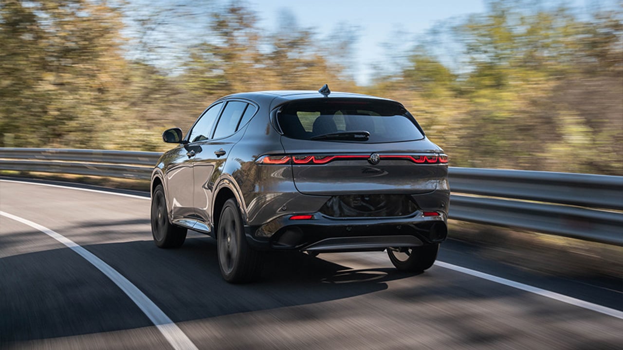 Vue arrière de deux Alfa Romeo Tonale 2026 sur route en pleine puissance