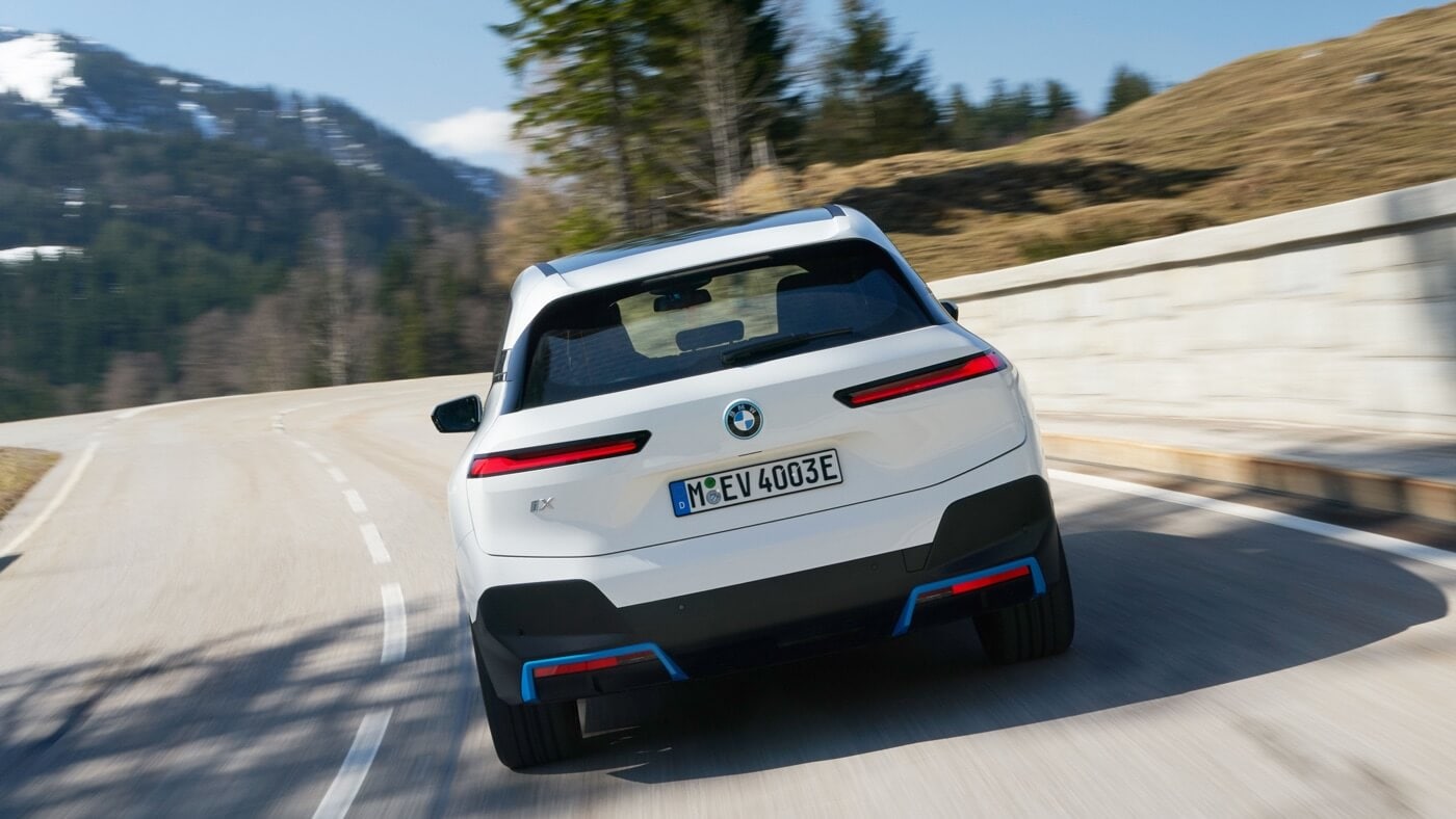 vue arrière BMW iX 2022 sur la route