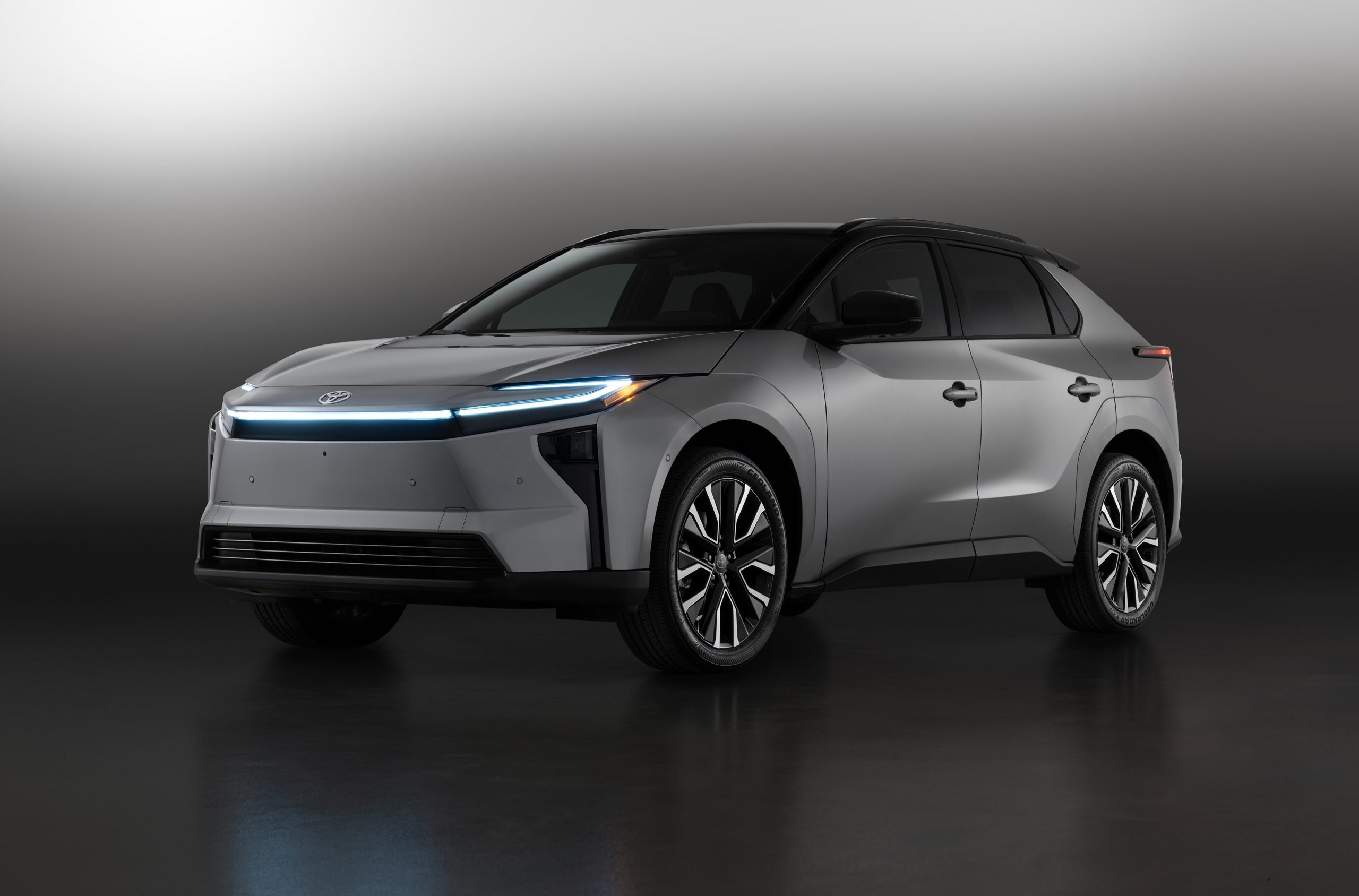 Toyota_2026_bZ_Limited_HeavyMetal_Studio_001 slider_widget-17-5