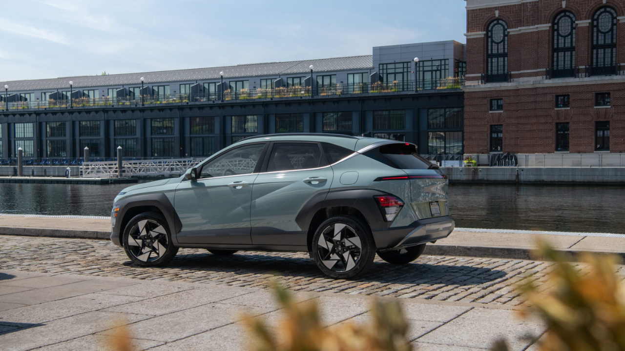 vue latérale arrière d'un Hyundai Kona 2026