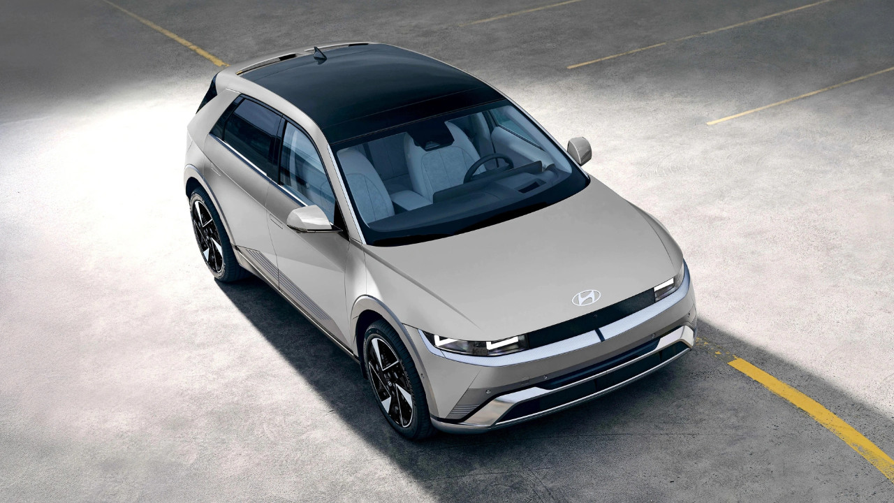 vue latérale avant d'un Hyundai Ioniq 5 2025