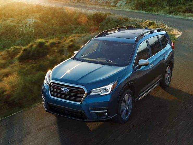 Vue en plongée du Subaru Ascent 2020 roulant en campagne