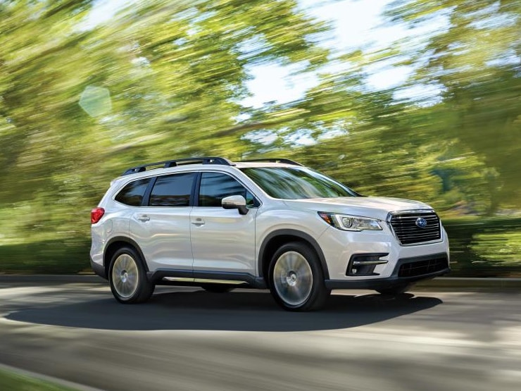 Vue latérale du Subaru Ascent 2020 roulant sur une route